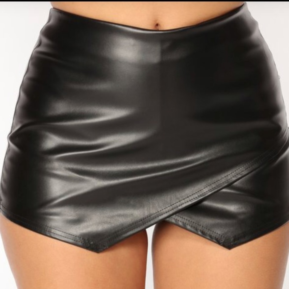 FASHION NOVA FAUX LEATHER SKORT
